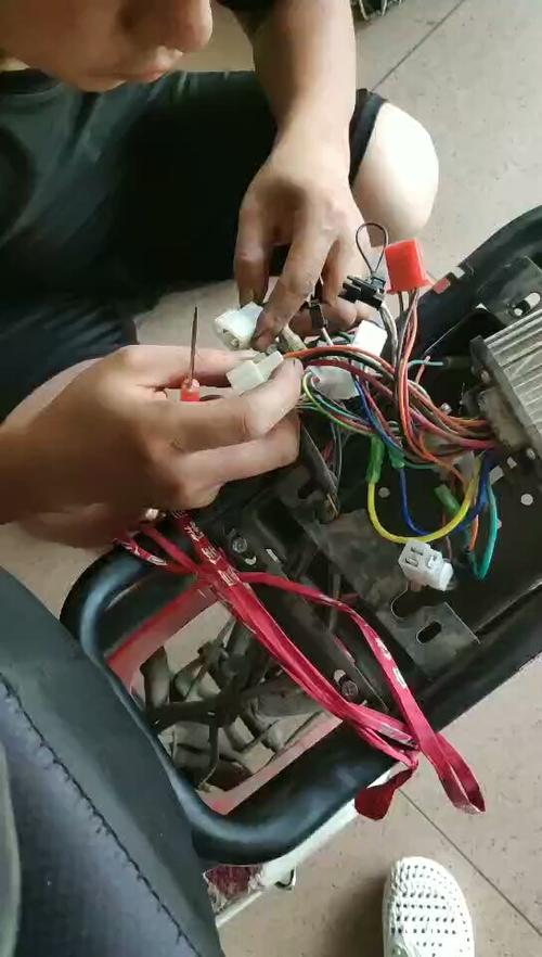 电动车电瓶上面的螺丝怎么卸掉