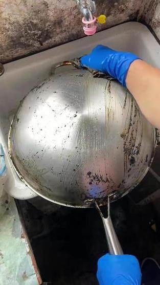 锅内烧焦的黑垢洗不掉
