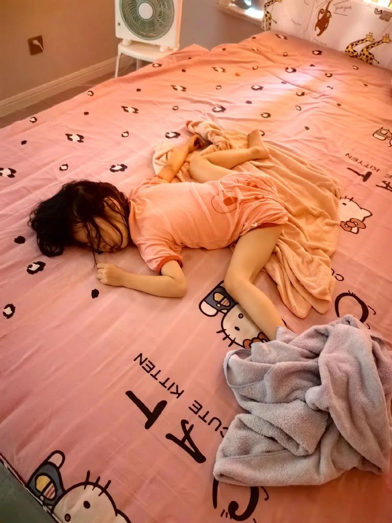 睡觉的小女孩缩略图