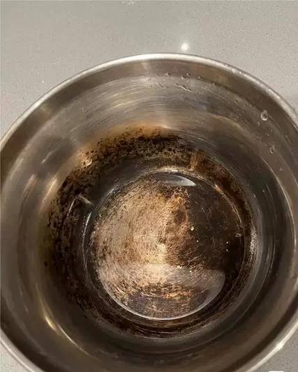 去不粘锅锅内黑垢缩略图