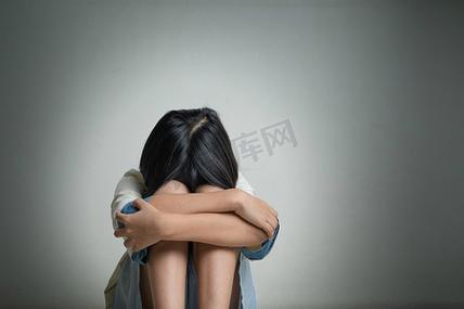 阴暗房间里的孤独小女孩游戏图标