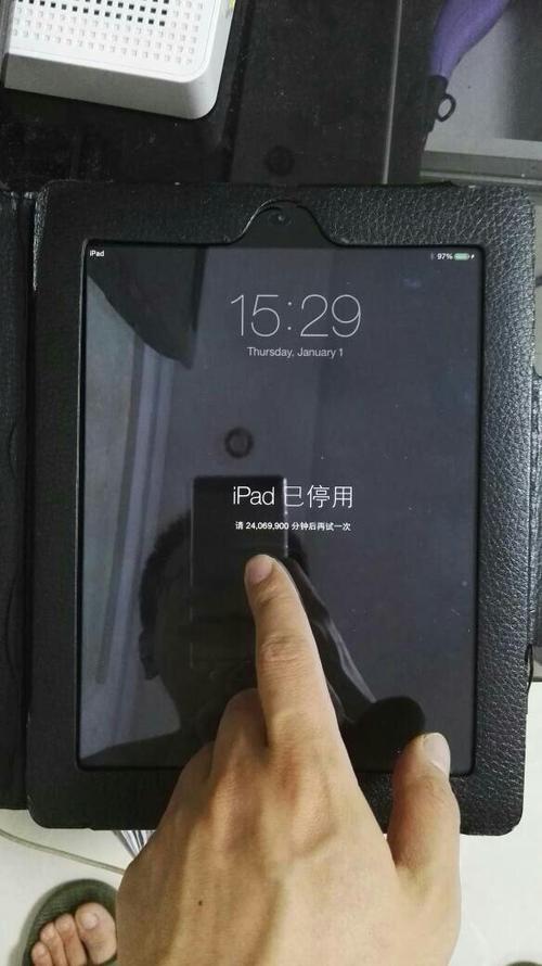 ipad卡住了 屏幕不动也没法关机