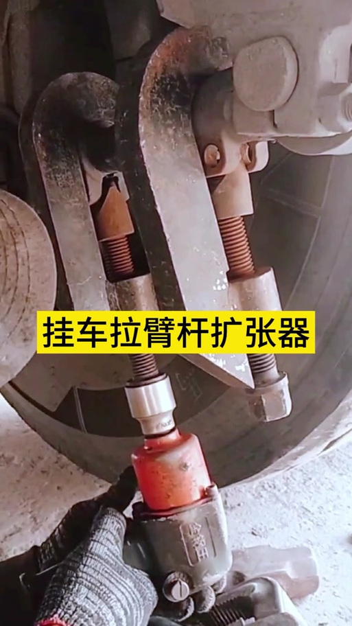 行李箱最后一节拉杆按不下去