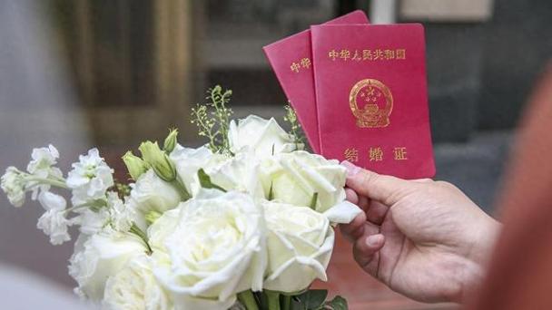 结婚证上是什么花卉图案游戏截图