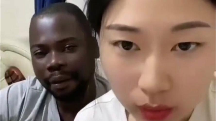 高校女生与黑人男友直播互动游戏截图